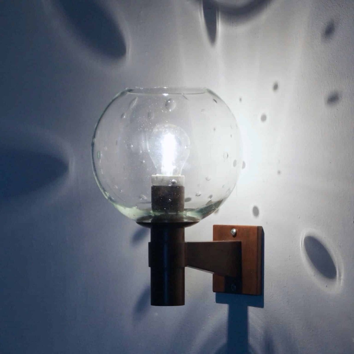 Paar Koperen Wandlampen met Glazen Bol in de Stijl van de Amsterdamse School, ca. 1960 - Afbeelding 3