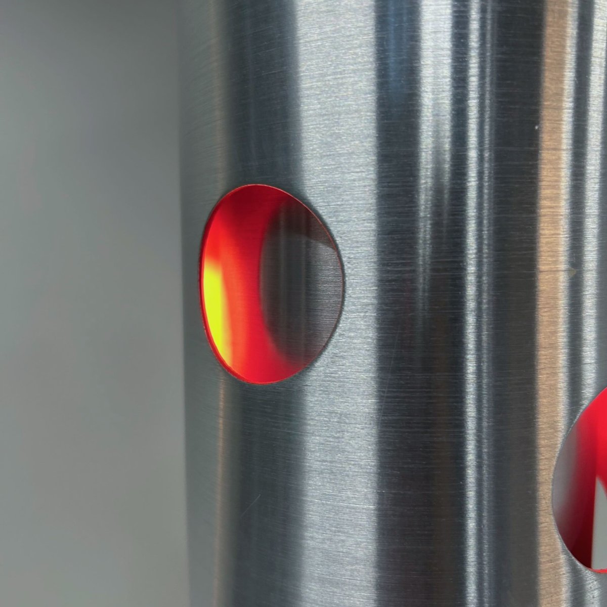 Cilinder hanglamp van Doria Leuchten, Duitsland, 1970s, aluminium met rode perforaties - Afbeelding 9