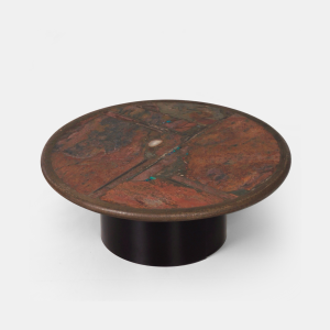 Ronde salontafel van Paul Kingma uit 1990 in aardse tinten met inleg van halfedelstenen